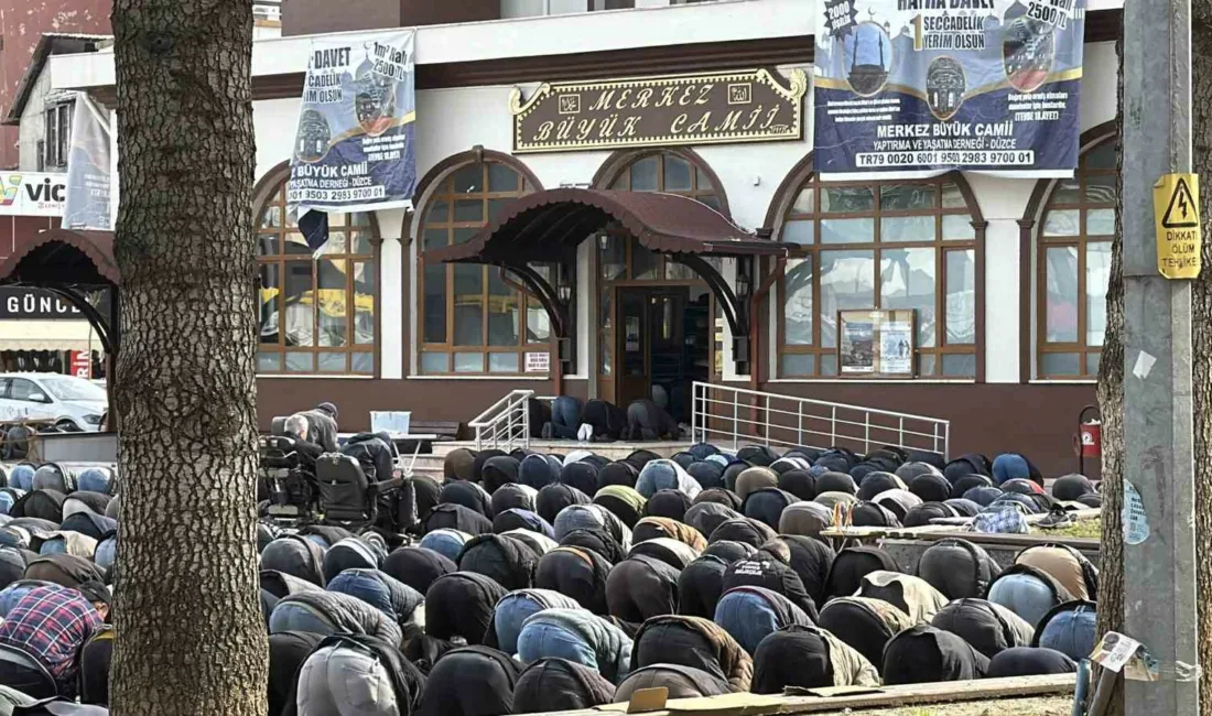 Düzce’de vatandaşlar, Ramazan ayının ilk cuma namazını eda etmek için