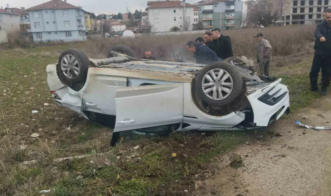Kastamonu’nun Taşköprü ilçesinde elektrik direğine çarparak takla atan otomobildeki 2