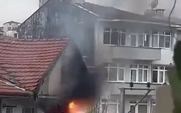Kocaeli’de 3 katlı binanın 3. katında çıkan yangın sırasında elektrik