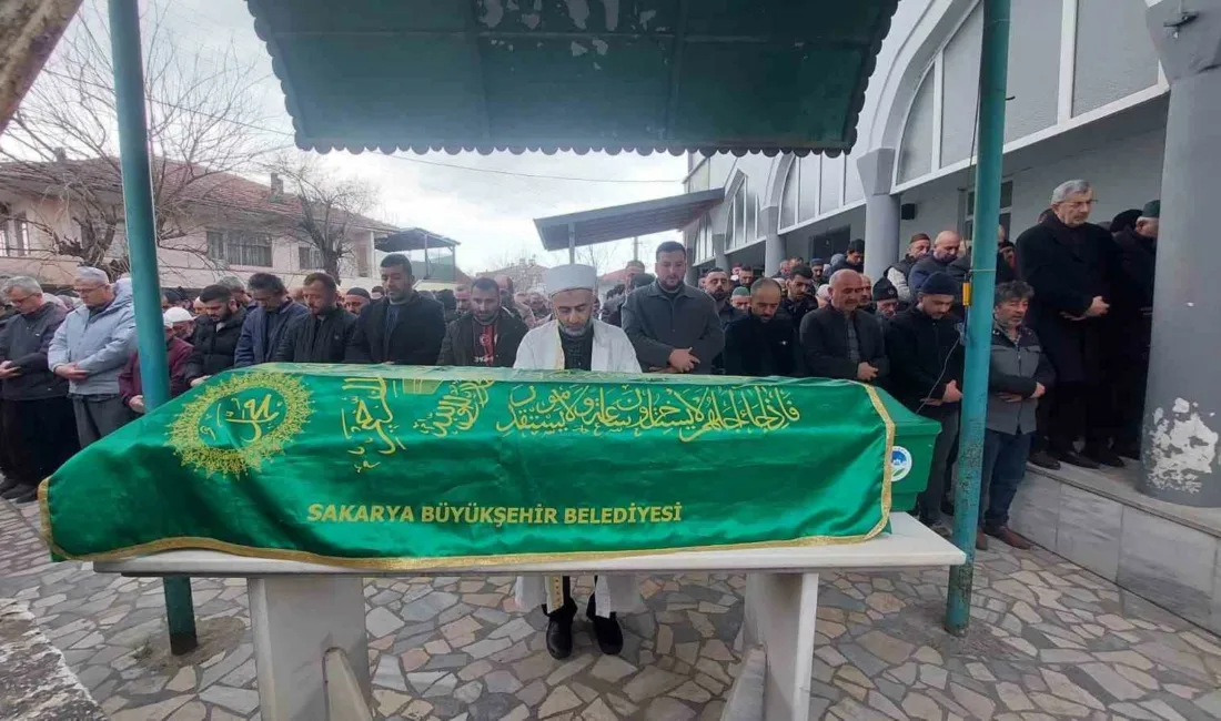 Sakarya’nın Akyazı ilçesinde evinden kamyonlar dolusu çöp çıkartılan ve tamir