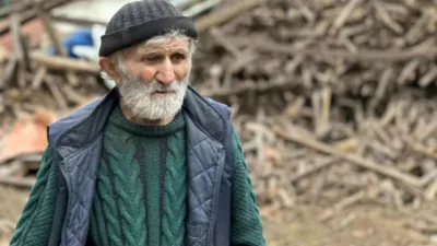 Sakarya’nın Akyazı ilçesinde evinden kamyonlar dolusu çöp çıkartılan 76 yaşındaki
