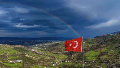 Kocaeli’de yağışlı havanın ardından gökyüzünde beliren gökkuşağı ile kentin yüksek