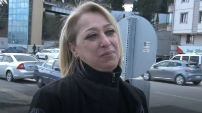 Ankara’da annesiyle hastaneye gelen ve koltukların üzerinde uyuyakalan bir çocuğun
