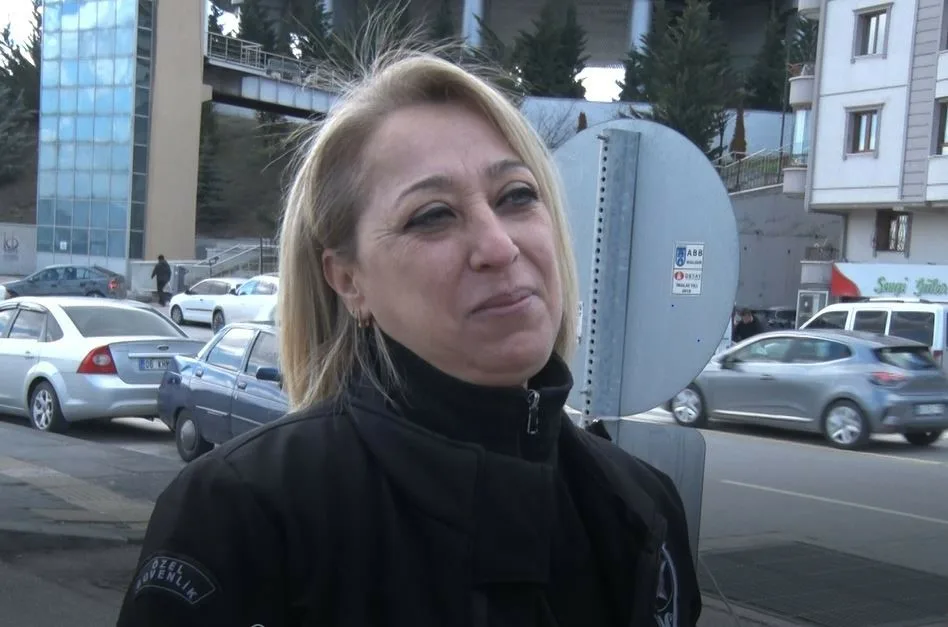Ankara’da annesiyle hastaneye gelen ve koltukların üzerinde uyuyakalan bir çocuğun