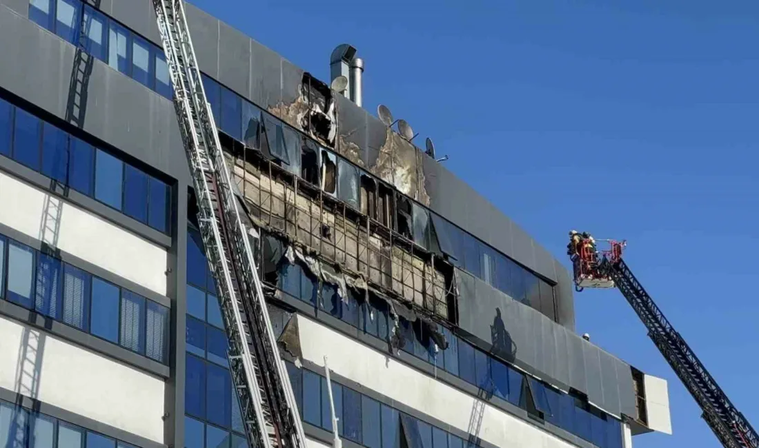 Kocaeli’nin Gebze ilçesinde 7 katlı iş merkezinin dış cephesinde çıkan