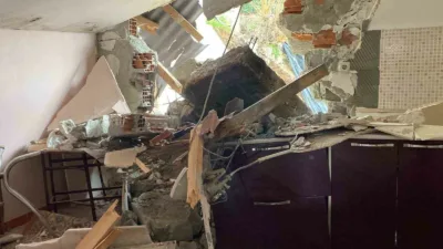 Kocaeli’nin Derince ilçesinde hafriyat çalışması yapılan alanda istinat duvarının çökmesi
