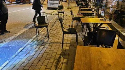 Sakarya’nın Sapanca ilçesinde kafede birlikte oturduğu 20 yaşındaki genci silahla