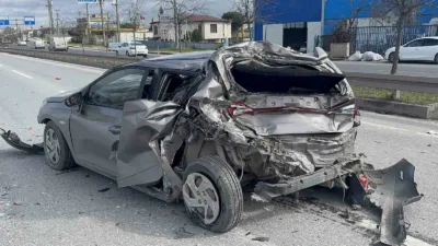 Kocaeli D-100 Karayolu’nda kamyonun otomobile arkadan çarpması sonucu meydana gelen