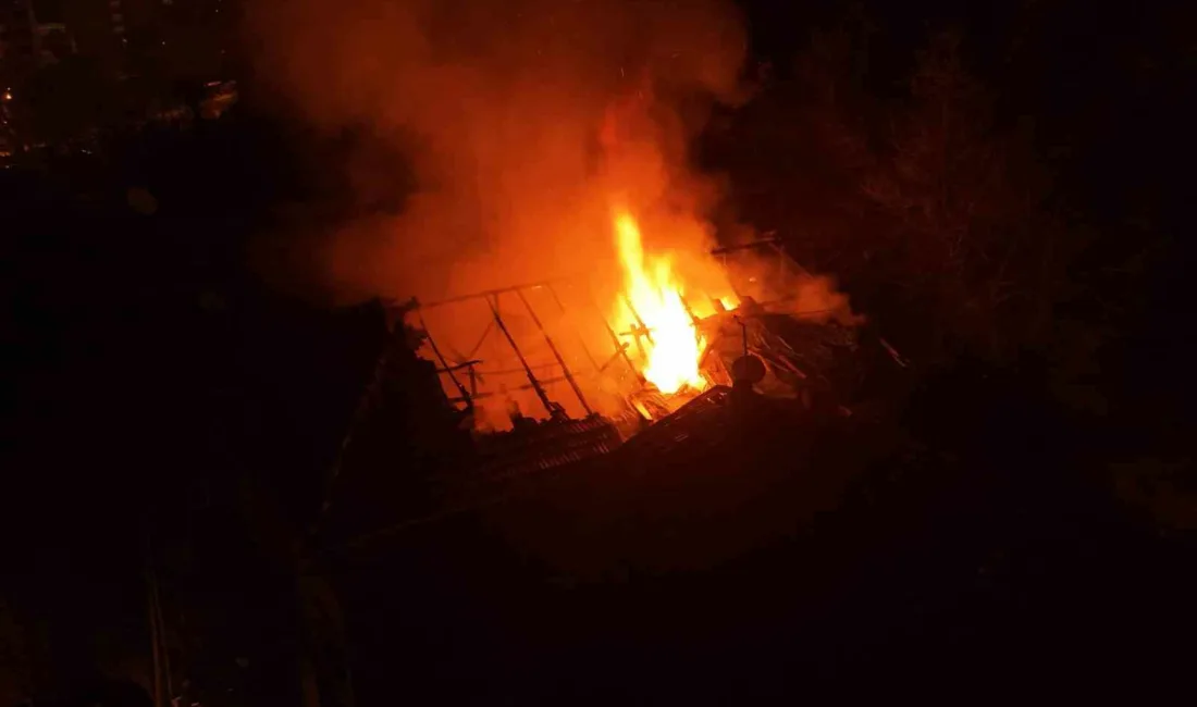 Karabük’te 3 katlı binada çıkan yangın, itfaiye ekiplerinin yaklaşık 1