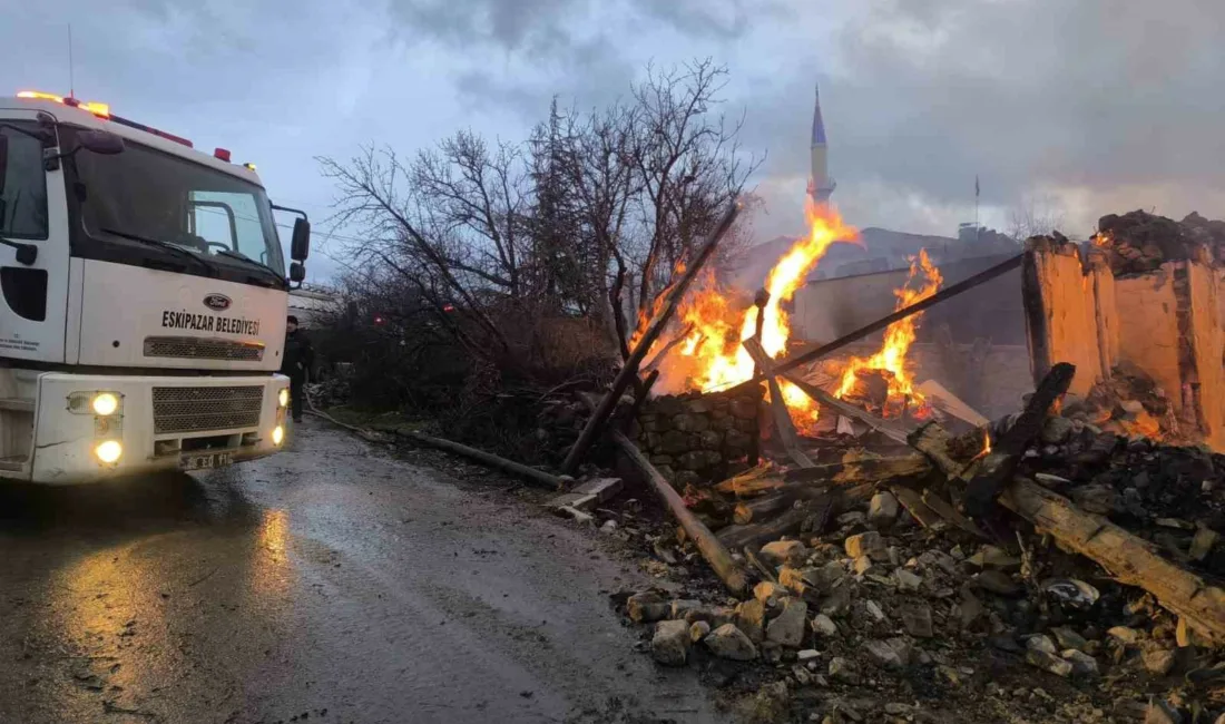 Karabük’ün Ovacık ilçesine bağlı Doğanlar köyünde sabaha karşı çıkan yangında