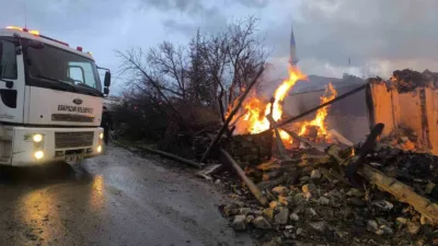 Karabük’ün Ovacık ilçesine bağlı Doğanlar köyünde sabaha karşı çıkan yangında
