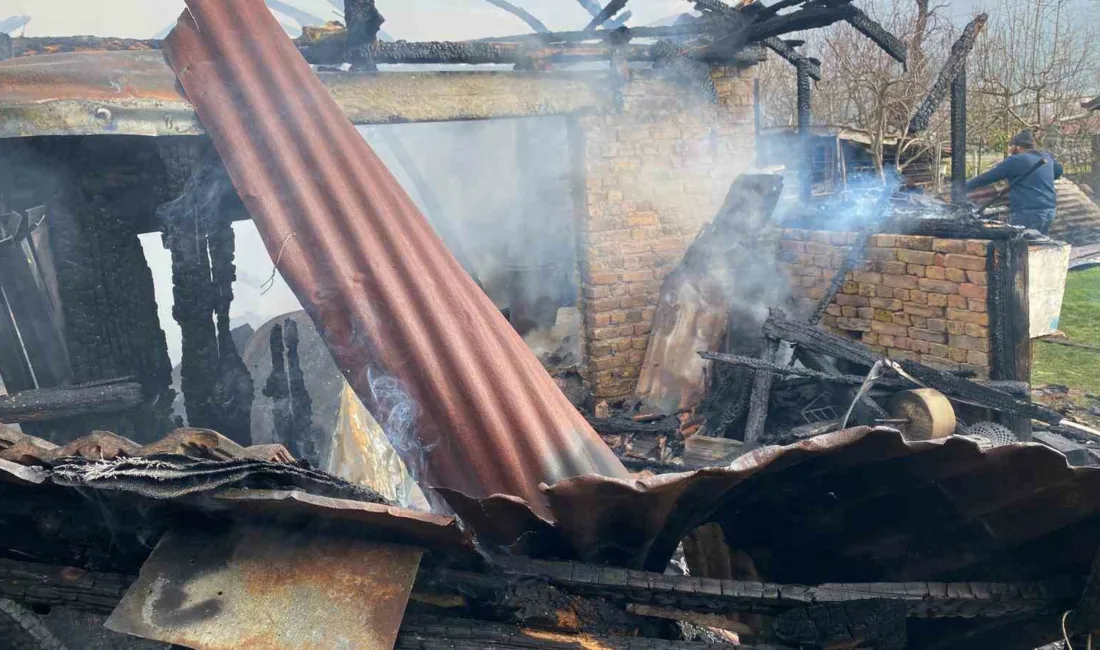 Karabük’te çıkan yangında alevlere teslim olan müştemilat kullanılamaz hale gelirken,