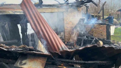 Karabük’te çıkan yangında alevlere teslim olan müştemilat kullanılamaz hale gelirken,