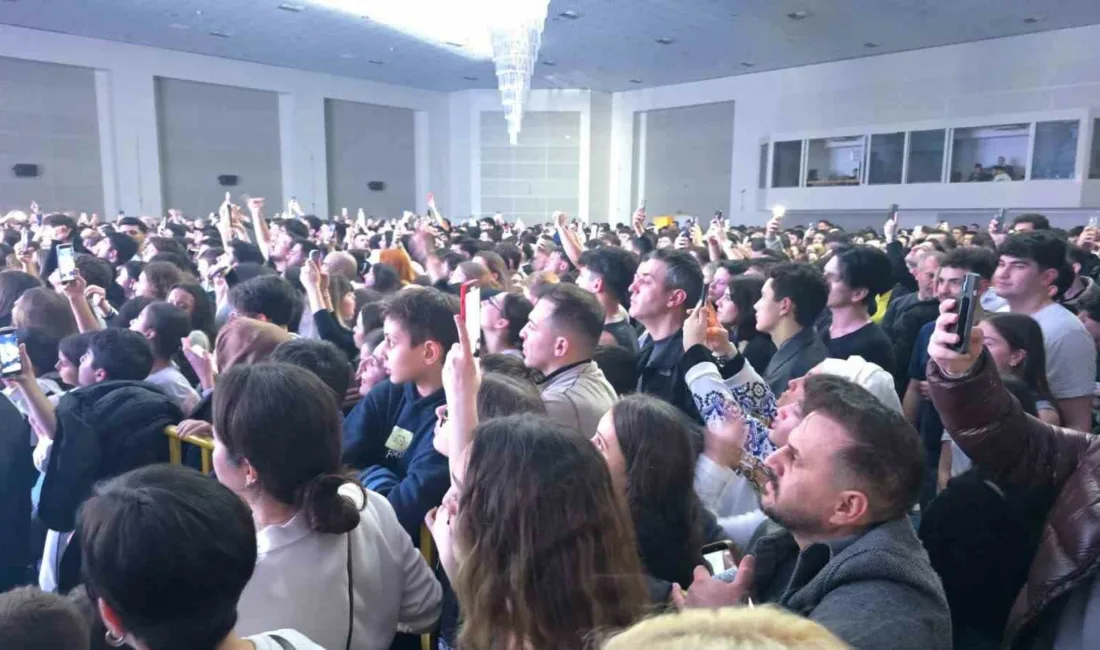 Zonguldak’ın Karadeniz Ereğli ilçesinde düzenlenen konserde, Süleyman Burak Bodur, sahne