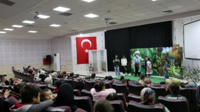 Kartepe’de belediye tarafından düzenlenen ramazan etkinliklerinde çocuklar, tiyatro oyunları ve