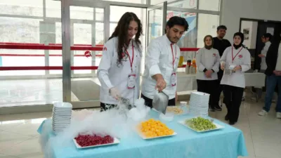 Kastamonu Üniversitesi Turizm Fakültesi’nde düzenlenen Kariyer Günleri’nde öğrenciler, sektör temsilcileriyle
