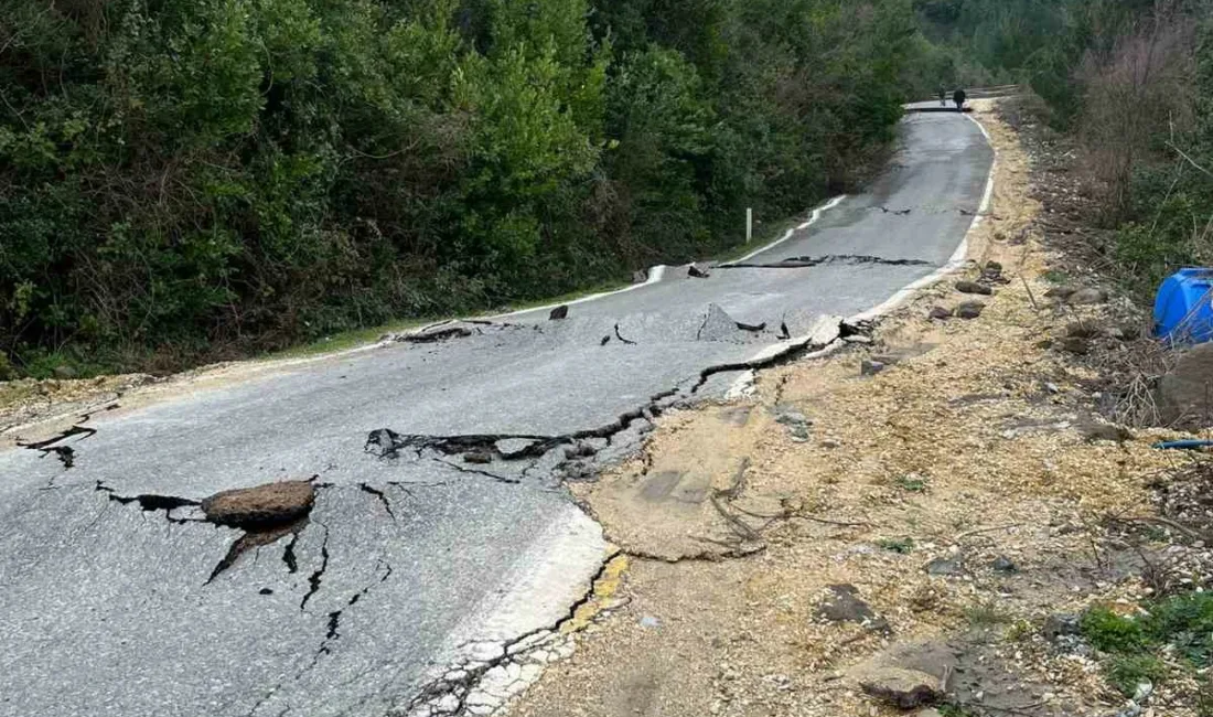 Kastamonu’nun Cide ilçesinde meydana gelen heyelan sebebiyle çatlaklar oluşan Cide-İnebolu