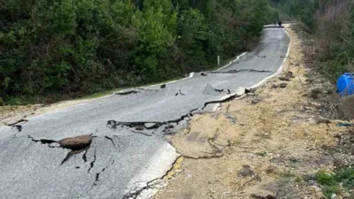 Kastamonu’nun Cide ilçesinde meydana gelen heyelan sebebiyle çatlaklar oluşan Cide-İnebolu