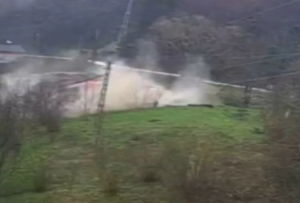 Kastamonu’nun Cide ilçesinde heyelan riski sebebiyle tahliye edilen iki katlı