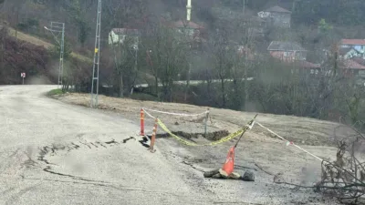Kastamonu’nun Çatalzeytin ilçesinde meydana gelen heyelan sebebiyle yol çöktü. Kastamonu’nun