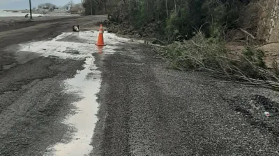 Kastamonu’nun Çatalzeytin ilçesinde meydana gelen heyelanda yamaçtan kopan toprak ve