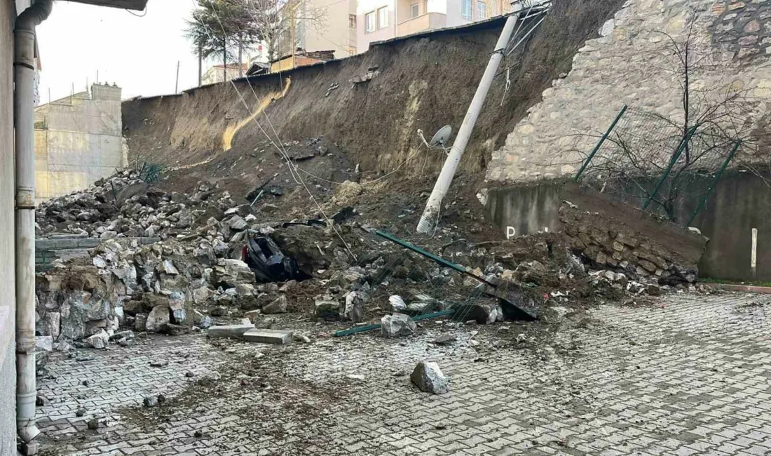 Kastamonu’nun Tosya ilçesinde istinat duvarının çökmesi sebebiyle park halindeki 7