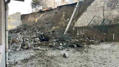 Kastamonu’nun Tosya ilçesinde istinat duvarının çökmesi sebebiyle park halindeki 7