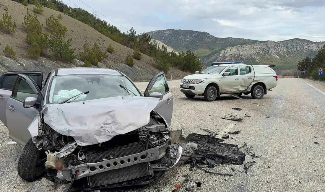 Kastamonu’nun Hanönü ilçesinde otomobil ile pikapın çarpışması neticesinde meydana gelen