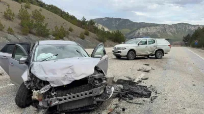 Kastamonu’nun Hanönü ilçesinde otomobil ile pikapın çarpışması neticesinde meydana gelen