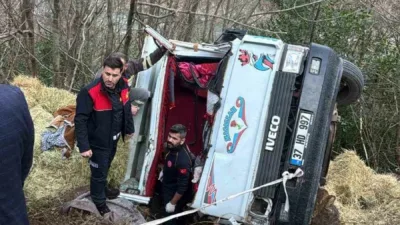 Kastamonu’nun Cide ilçesinde kontrolden çıkan saman yüklü kamyonetin devrildiği kazada