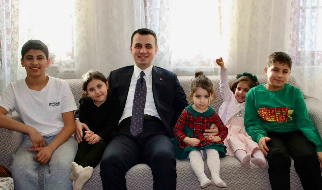 DÜZCE (İHA) – Çilimli Kaymakamı Furkan Alpay, depremzede Bulğuoğlu ailesi