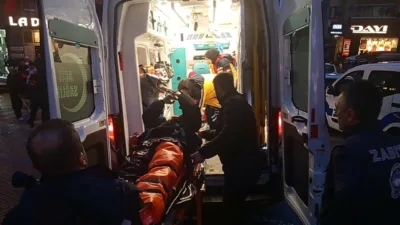 Zonguldak’ın Çaycuma ilçesinde otomobil ile çarpışan motosikletteki kurye, savrularak otomobilin