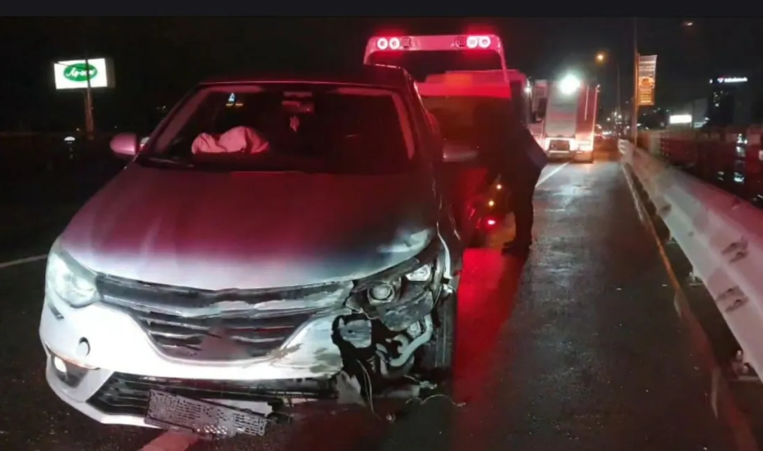 Kocaeli’nin Gebze ilçesinde kontrolden çıkarak bariyerlere çarpan otomobilin sürücüsü tedavi