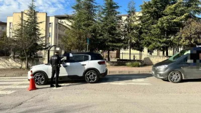 Kocaeli’nin Çayırova ilçesinde polis ekiplerince okullar ve çevresinde gerçekleştirilen “Güvenli