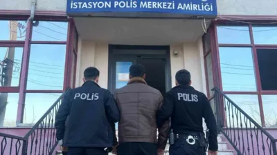 Kocaeli’nin Darıca ilçesinde husumetli olduğu kişiyi karnından bıçaklayan ve demir