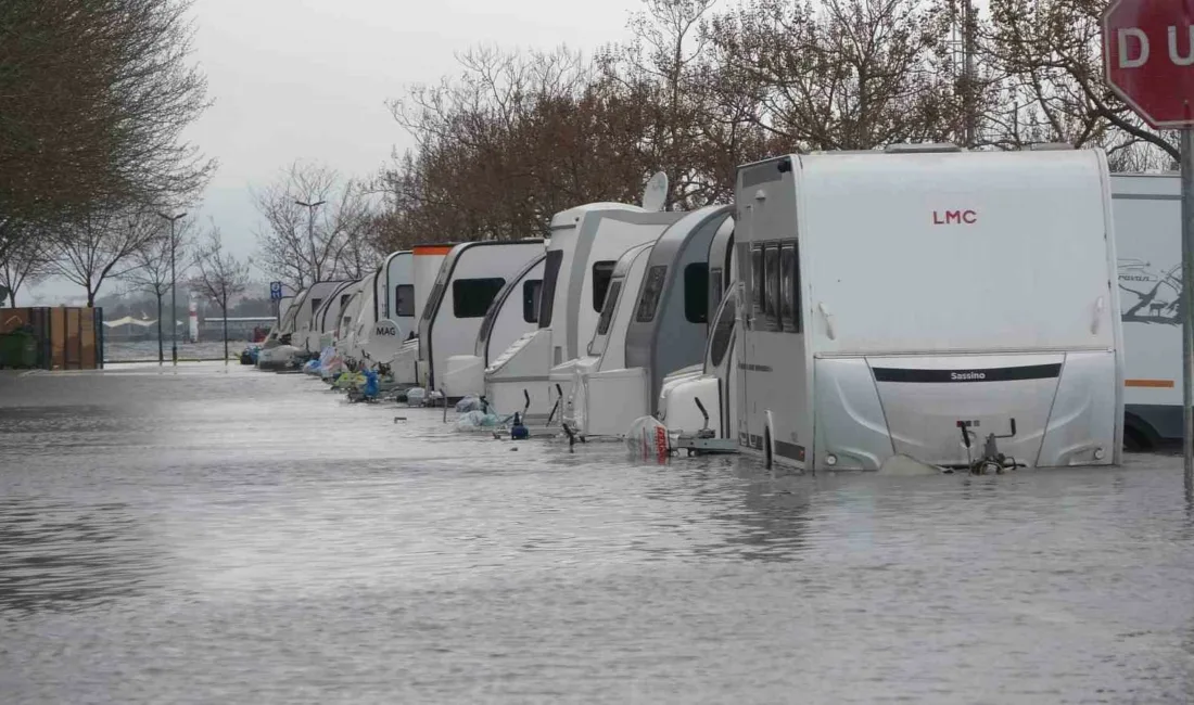 Kocaeli’nin İzmit ilçesinde bulunan açık otopark alanı, etkili olan lodos