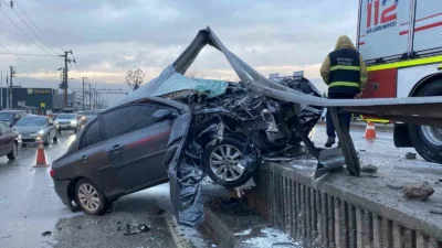 Kocaeli’de yağışlı hava nedeniyle kayganlaşan yolda kontrolden çıkan otomobil, bariyerlere