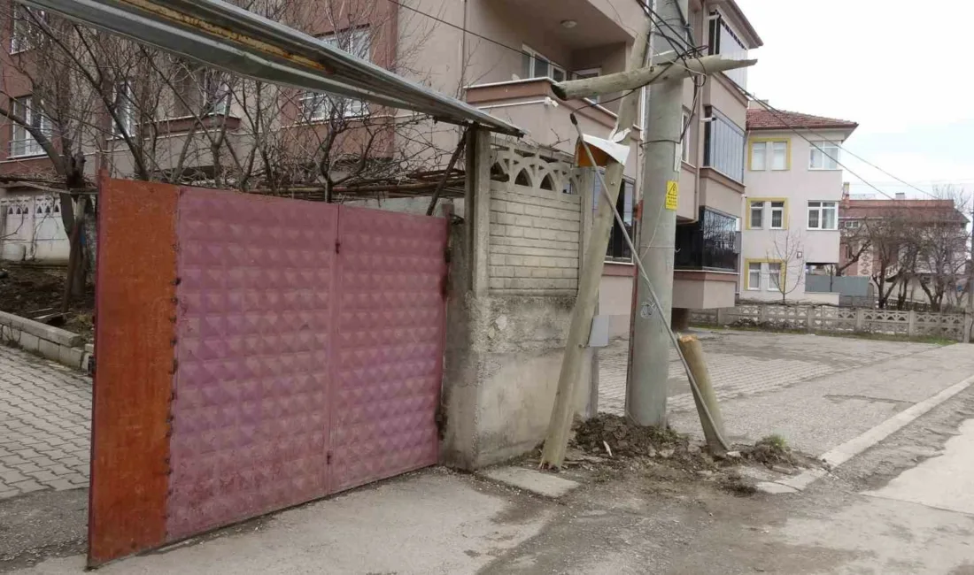 Kastamonu’da kontrolden çıkan FIAT-TOFAŞ marka otomobil, evinin önünde bekleyen kalabalığın