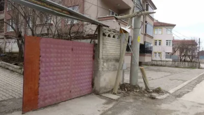 Kastamonu’da kontrolden çıkan FIAT-TOFAŞ marka otomobil, evinin önünde bekleyen kalabalığın