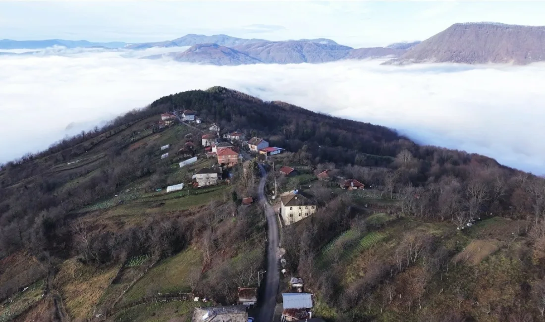 Karabük’ün Yenice ilçesinde köyü ve dağ eteklerini kaplayan sis bulutu,