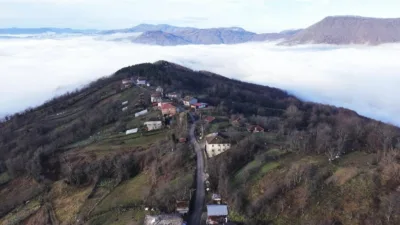 Karabük’ün Yenice ilçesinde köyü ve dağ eteklerini kaplayan sis bulutu,