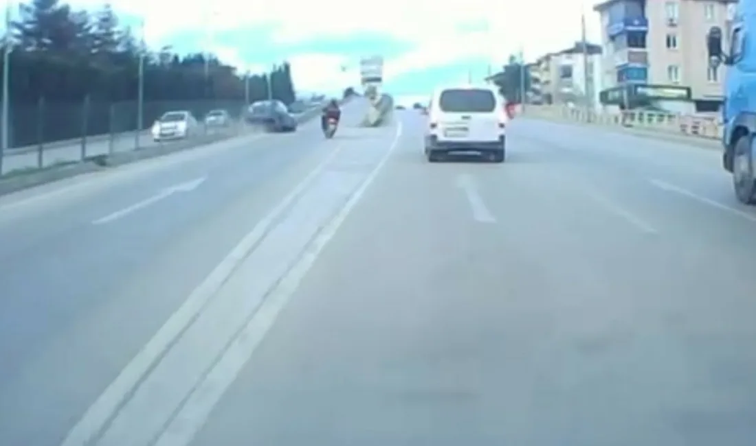 Karabük’te ani manevra yapan motosiklete çarpmamak için direksiyonu kıran sürücünün