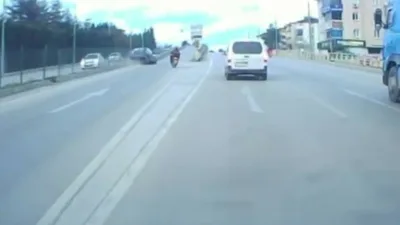 Karabük’te ani manevra yapan motosiklete çarpmamak için direksiyonu kıran sürücünün