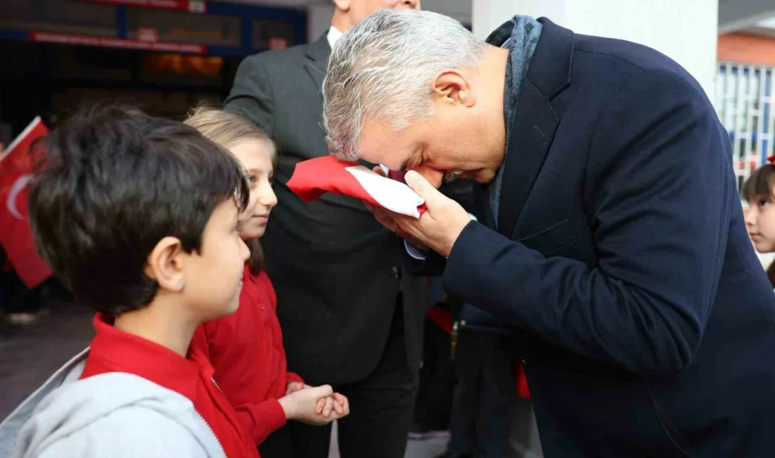 Düzce’de ikinci dönemin ilk gününde okullarda “bayrak sevgisi” teması işlendi.