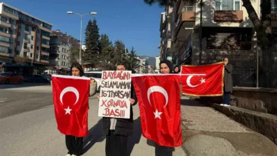 Kastamonu’nun Tosya ilçesinde öğrencilerin bayrak sevgisine sürücüler, korna çalarak cevap