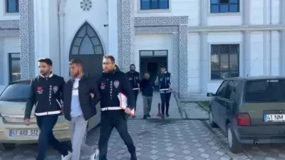 Kocaeli’nin Derince ilçesinde Murat Tosun’un, çocuğunu almak için okul bahçesinde