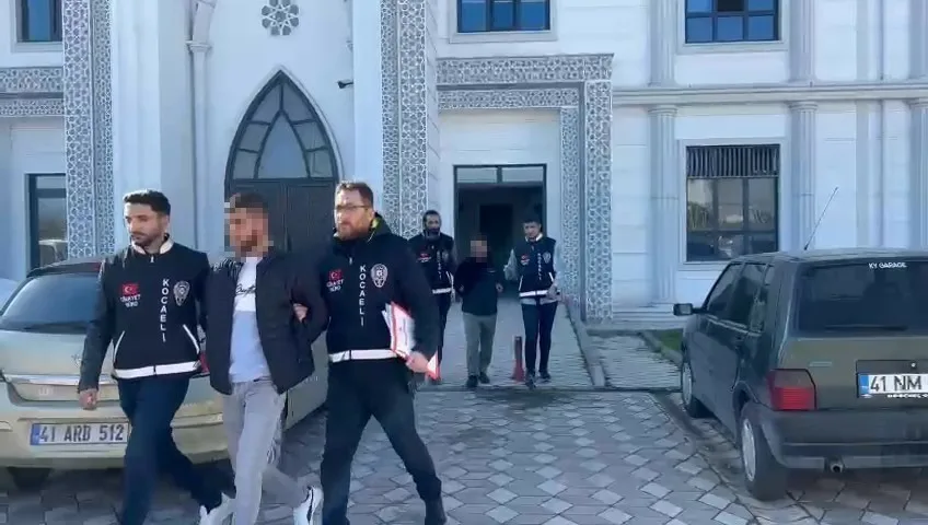 Kocaeli’nin Derince ilçesinde Murat Tosun’un, çocuğunu almak için okul bahçesinde