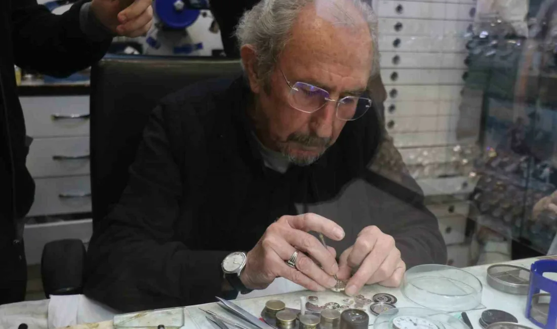 Sakarya’da 75 yaşındaki Necip Can, ortaokul yıllarında hevesle başladığı saat