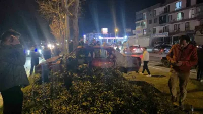 Düzce’de kontrolden çıkan otomobil, refüjde bulunan ağaca çarptı. Kazada 1