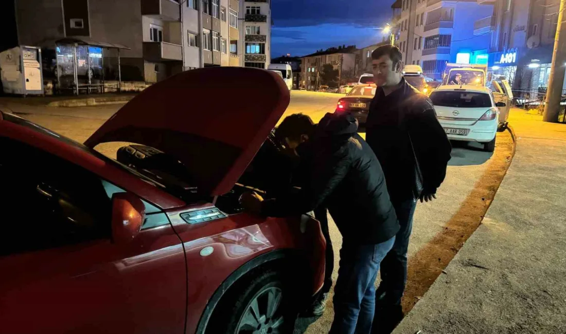 Zonguldak’ın Alaplı ilçesinde otomobilin motor kısmındaki devir daim kayışına sıkışan